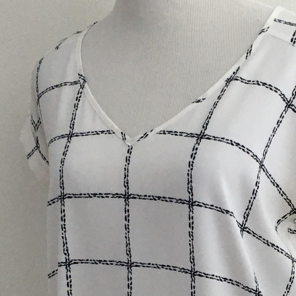 Express | Short Sleeve Blouse - Picture 5 of 8